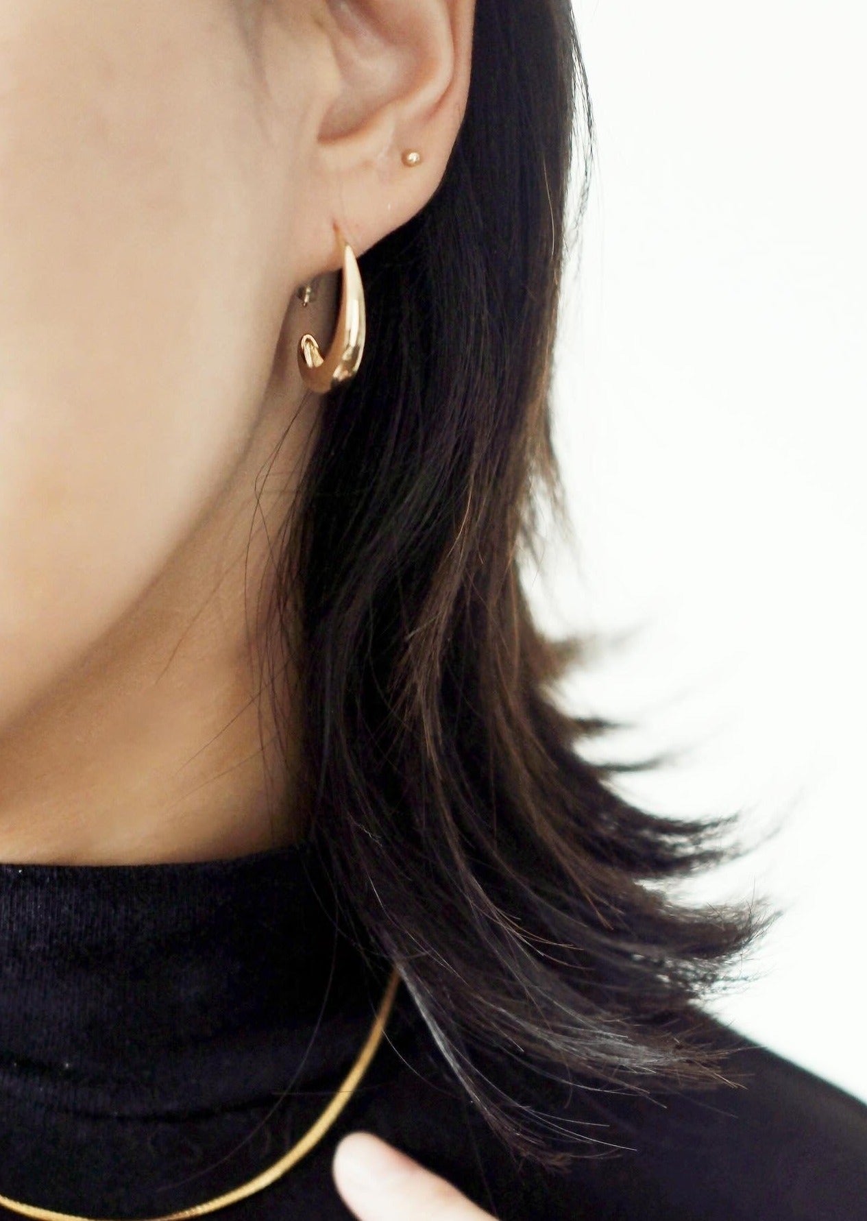 Medium golden classic hoops earrings