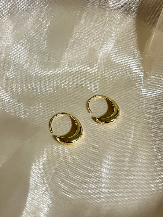 Medium golden classic hoops earrings