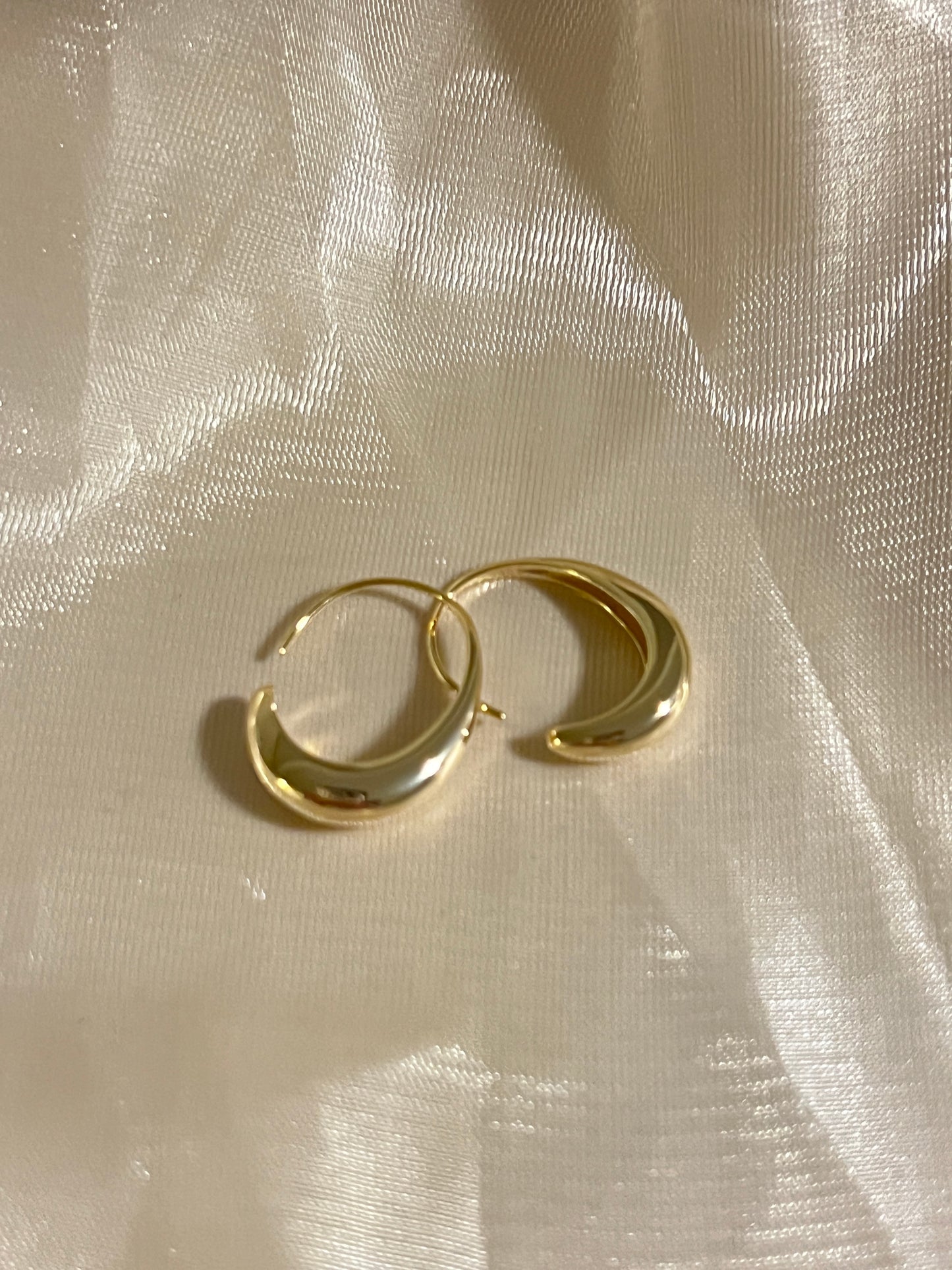 Medium golden classic hoops earrings