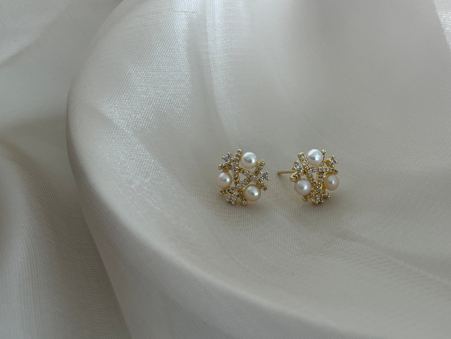 Dainty pearl earrings