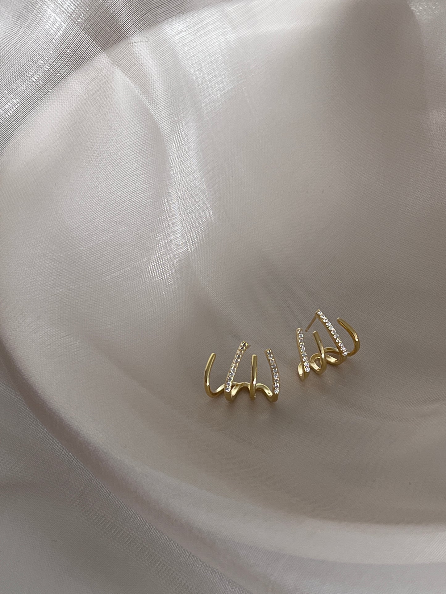 Claw stud earrings