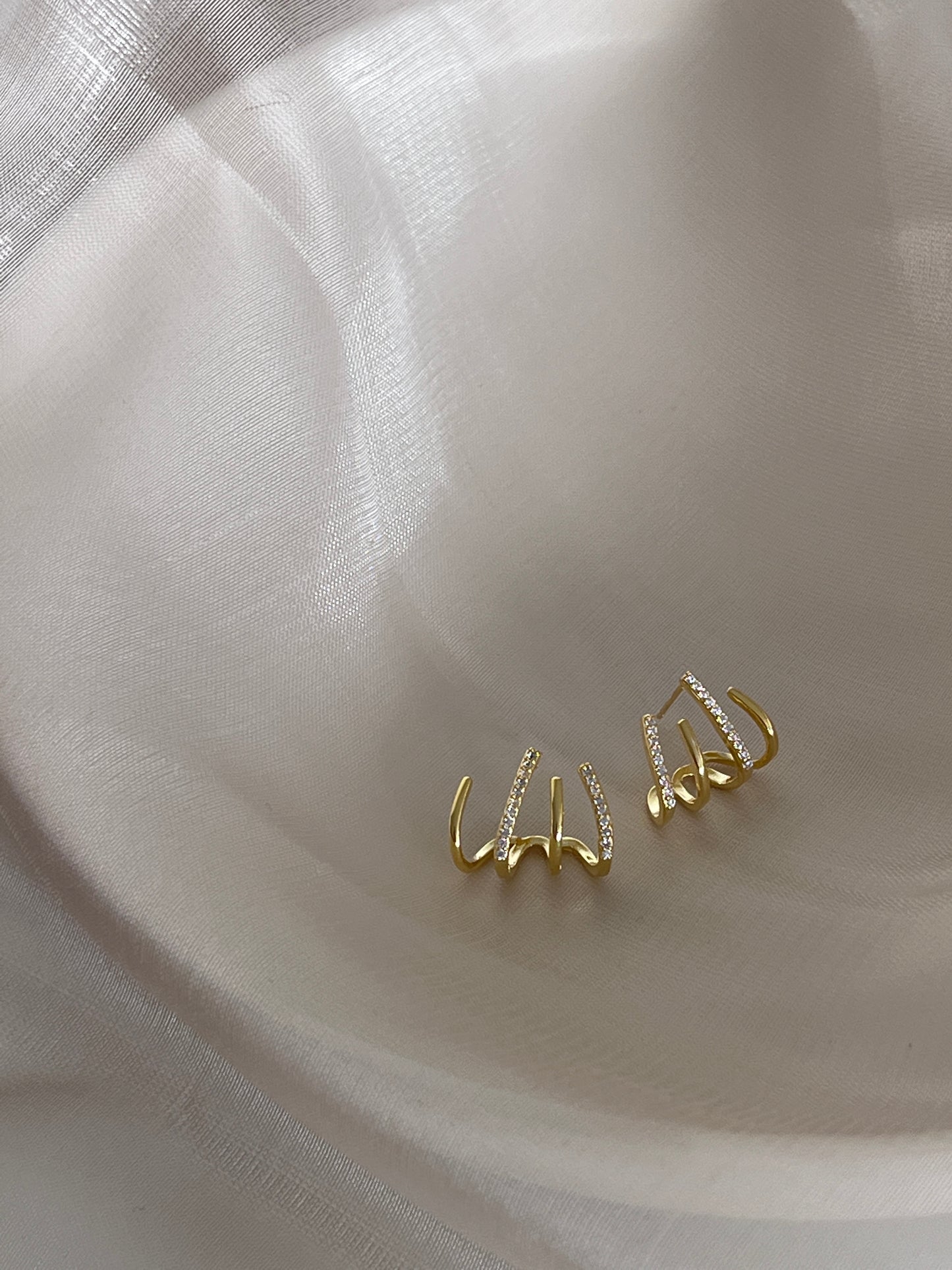 Claw stud earrings