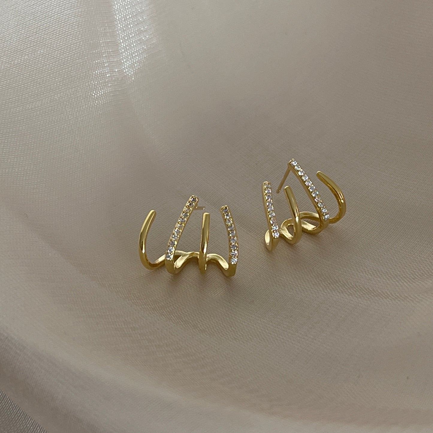 Claw stud earrings