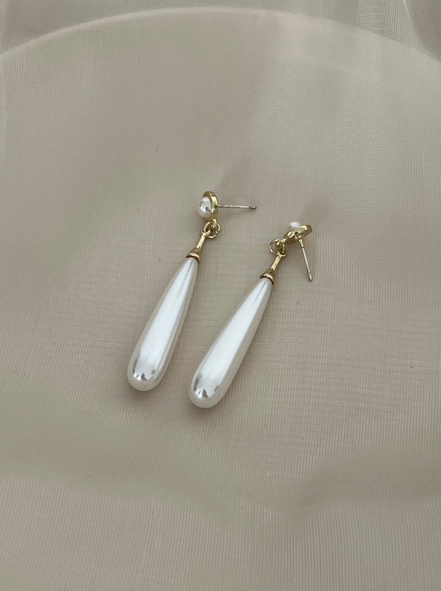 Audrey pearl dangle earrings