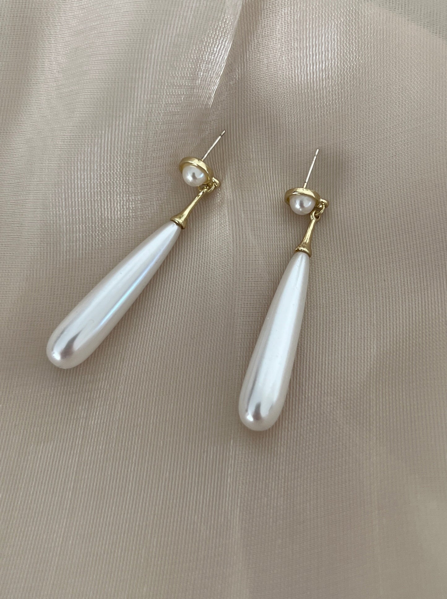 Audrey pearl dangle earrings