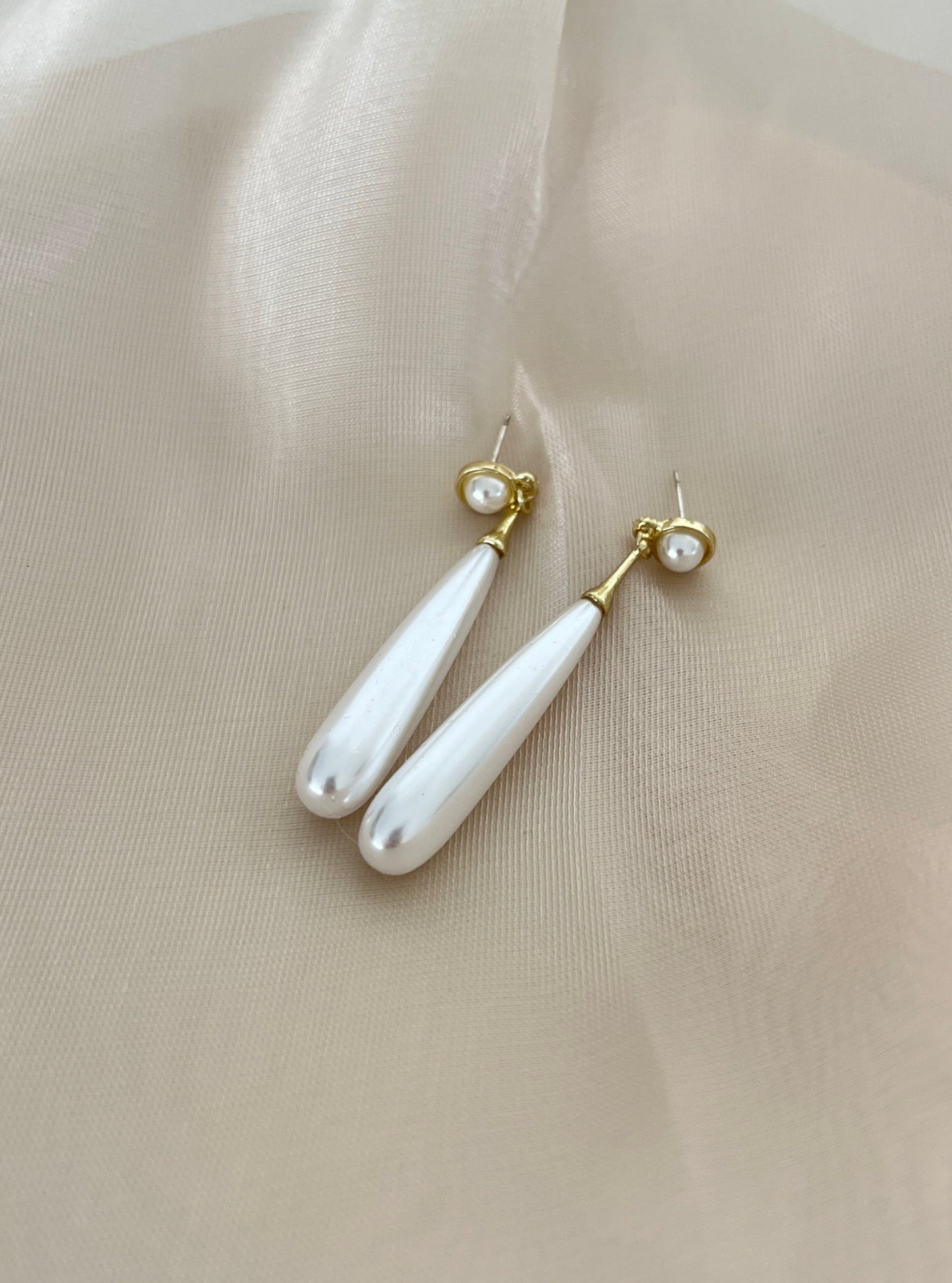 Audrey pearl dangle earrings